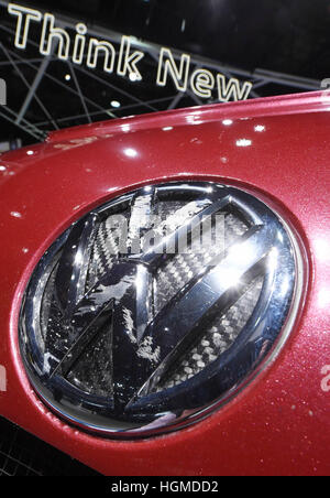 Detroit, USA. 9. Januar 2017. Das Logo des deutschen Automobilherstellers Volkswagen auf der North American International Auto Show in Detroit, USA, 9. Januar 2017. Die Ausstellung öffnet ihre Pforten für Journalisten und Autohändler auf der 10.01.17. Es richtet sich an die breite Öffentlichkeit zwischen der 14.01.17 und der 22.01.17. Foto: Uli Deck/Dpa/Alamy Live News Stockfoto