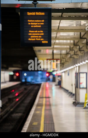 London, UK. 10. Januar 2016. Leer-Plattformen - Abend Pendler Passagiere warten Skelett Dienst der Southern Rail-Züge, die aus Victoria, nach dem Streik RMT ausgeführt werden. Bildnachweis: Guy Bell/Alamy Live-Nachrichten Stockfoto