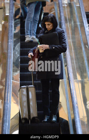 New York, USA. 10. Januar 2017. Scheint, dass Verma, Präsident Elect Wahl für die Zentren für Medicare und Medicaid Services Administrator, die Rolltreppen in der Lobby des Trump Tower in New York, NY, auf 10. Januar 2017 herab gesehen wird. Bildnachweis: Anthony Behar/Pool über CNP/MediaPunch/Alamy Live News Stockfoto