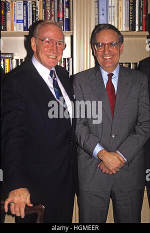 Washington, District Of Columbia, USA. 6. Mai 2015. In dieser Datei Foto vom 30. November 1988, der Sprecher der United States House Of Representatives Jim Wright (Demokrat von Texas), links, trifft im kommenden US-Senat Majority Leader George Mitchell (Demokrat von Maine), rechts, an der demokratischen Leadership Council in Washington, DC Photo Credit: Ron Sachs/CNP/AdMedia © Ron Sachs/AdMedia/ZUMA Draht/Alamy Live News Stockfoto