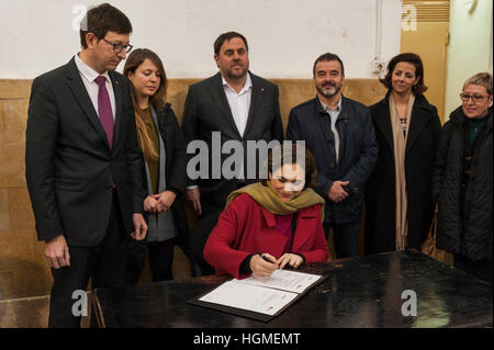 Spanien, Barcelona. 10. Januar 2017. Der Bürgermeister von Barcelona Ada Colau unterzeichnet das Abkommen, das den Abriss des alten Gefängnisses erleichtern wird.  Das Gefängnis "Modell" wurde 1904 eingeweiht und ist Dekan der katalanischen Gefängnisse, ein Symbol und ein Zeugnis der Geschichte der autonomen Gemeinschaft geworden. Bildnachweis: Charlie Perez/Alamy Live-Nachrichten Stockfoto