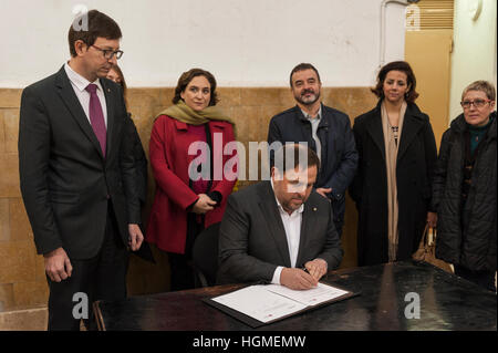 Spanien, Barcelona. 10. Januar 2017. Der Vizepräsident der Regierung, Oriol Junqueras unterzeichnet das Abkommen, das den Abriss des alten Gefängnisses erleichtern wird.   Das Gefängnis "Modell" wurde 1904 eingeweiht und ist Dekan der katalanischen Gefängnisse, ein Symbol und ein Zeugnis der Geschichte der autonomen Gemeinschaft geworden. Bildnachweis: Charlie Perez/Alamy Live-Nachrichten Stockfoto