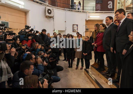 Spanien, Barcelona. 10. Januar 2017. Der Vizepräsident der Regierung, Oriol Junqueras neben der Bürgermeister von Barcelona darstellen nach der Unterzeichnung die Vereinbarung, die den Abriss des alten Gefängnisses erleichtern wird.  Das Gefängnis "Modell" wurde 1904 eingeweiht und ist Dekan der katalanischen Gefängnisse, ein Symbol und ein Zeugnis der Geschichte der autonomen Gemeinschaft geworden. Bildnachweis: Charlie Perez/Alamy Live-Nachrichten Stockfoto