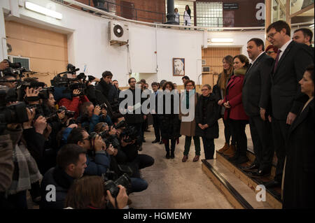 Spanien, Barcelona. 10. Januar 2017. Der Vizepräsident der Regierung, Oriol Junqueras neben der Bürgermeister von Barcelona darstellen nach der Unterzeichnung die Vereinbarung, die den Abriss des alten Gefängnisses erleichtern wird.  Das Gefängnis "Modell" wurde 1904 eingeweiht und ist Dekan der katalanischen Gefängnisse, ein Symbol und ein Zeugnis der Geschichte der autonomen Gemeinschaft geworden. Bildnachweis: Charlie Perez/Alamy Live-Nachrichten Stockfoto