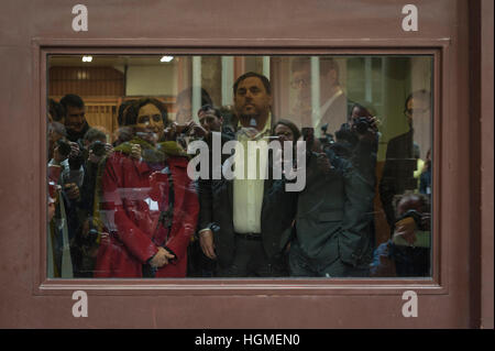 Spanien, Barcelona. 10. Januar 2017. Der Vizepräsident der Regierung, Oriol Junqueras neben der Bürgermeister von Barcelona an der Ausfahrt des Gefängnisses "Modell" nach der Unterzeichnung die Vereinbarung, die den Abriss des alten Gefängnisses erleichtern wird.  Das Gefängnis "Modell" wurde 1904 eingeweiht und ist Dekan der katalanischen Gefängnisse, ein Symbol und ein Zeugnis der Geschichte der autonomen Gemeinschaft geworden. Bildnachweis: Charlie Perez/Alamy Live-Nachrichten Stockfoto