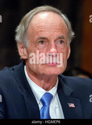 Washington D.C., USA. 10. Januar 2017. Vereinigte Staaten Senator Tom Carper (Demokrat Delaware) wartet vor dem Ausschuss des US-Senats für Heimatschutz und staatliche Angelegenheiten über die Ernennung von General John F. Kelly, USMC (Retired), Sekretärin, US Department of Homeland Security zu sprechen. Bildnachweis: Ron Sachs/CNP /MediaPunch Stockfoto