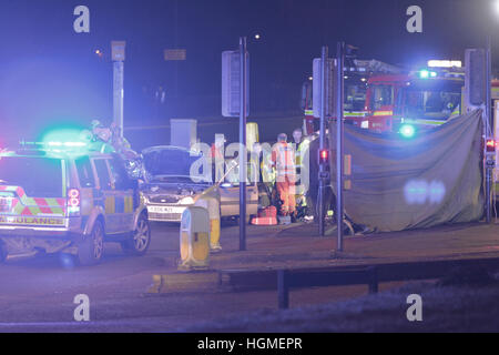 Bristol, UK. 10. Januar 2017. Ein große Polizei-Vorfall schließt Kreuzung an der Kreuzung Airport Road mit Bamfield Road letzte Nacht. Polizei, Krankenwagen und Feuerwehr besuchte als Bilder wo nur genommen, kurz nachdem es passiert ist. Bildnachweis: Robert Timoney/Alamy Live-Nachrichten Stockfoto