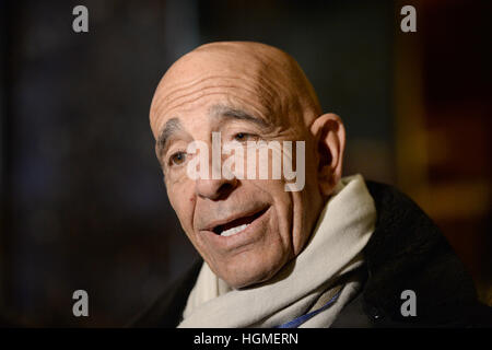 New York City, USA. 10. Januar, 2017.Chairman des Eröffnungskomitee und Real Estate Investors Thomas J. Barrack Jr.stops, mit Mitgliedern der Medien in der Lobby des Trump Tower in New York City, USA zu sprechen. Bildnachweis: Anthony Behar/Pool über CNP/MediaPunch/Alamy Live News Stockfoto