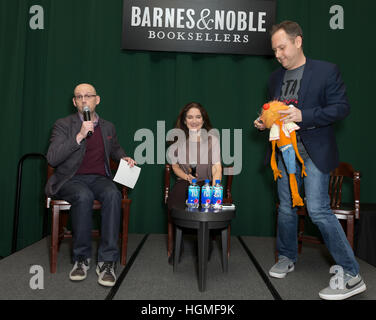 New York City, USA. 10. Januar 2017. Autor Brad Meltzer und Cartoonist Chris Eliopoulos besuchen, lesen und signing bei Barnes & Noble Tribeca Credit: Lev Radin/Alamy Live-Nachrichten Stockfoto
