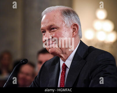 Washington D.C., USA. 10. Januar, bezeugt 2017.Attorney General designierten Jeff Sessions bei seiner Anhörung vor dem Justizausschuss des Senats auf dem Capitol Hill in Washington, D.C., USA. © Bao Dandan/Xinhua/Alamy Live-Nachrichten Stockfoto