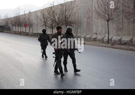 Kabul, Afghanistan. 10. Januar 2017. Afghanischen Sicherheit Kraft Mitglieder Patrouille am Standort eines Angriffs in Kabul, Hauptstadt des Afghanistan.At mindestens 28 Menschen ums Leben kamen und 64 andere verwundet nach zwei Explosionen in der Nähe ein Regierungsamt an einer befahrenen Straße im westlichen Teil von Kabul am Dienstag Riss teilte die Polizei mit. © Rahmat Alizadah/Xinhua/Alamy Live-Nachrichten Stockfoto