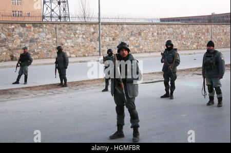 Kabul, Afghanistan. 10. Januar 2017. Afghanischen Sicherheit Kraft Mitglieder Stand auf dem Gelände des Angriffs in Kabul, Hauptstadt des Afghanistan.At mindestens 28 Menschen ums Leben kamen und 64 andere verwundet nach zwei Explosionen in der Nähe ein Regierungsamt an einer befahrenen Straße im westlichen Teil von Kabul am Dienstag, Riss teilte die Polizei mit. © Rahmat Alizadah/Xinhua/Alamy Live-Nachrichten Stockfoto