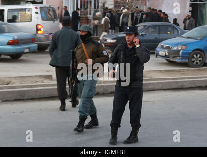 Kabul, Afghanistan. 10. Januar 2017. Afghanischen Sicherheit Kraft Mitglieder Stand auf dem Gelände des Angriffs in Kabul, Hauptstadt des Afghanistan.At mindestens 28 Menschen ums Leben kamen und 64 andere verwundet nach zwei Explosionen in der Nähe ein Regierungsamt an einer befahrenen Straße im westlichen Teil von Kabul am Dienstag, Riss teilte die Polizei mit. © Rahmat Alizadah/Xinhua/Alamy Live-Nachrichten Stockfoto