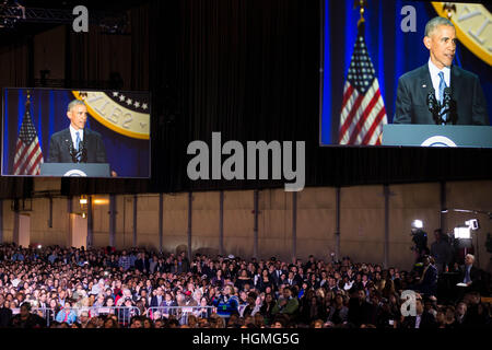 Chicago, USA. 10. Januar 2017. Die Zuhörer hören, wie US-Präsident Barack Obama seine Abschiedsrede in Chicago, Illinois, Vereinigte Staaten von Amerika am 10. Januar 2017 liefert. © Shen Ting/Xinhua/Alamy Live-Nachrichten Stockfoto