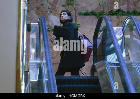 New York, USA. 10. Januar 2017. Scheint, dass Verma, Präsident Elect Wahl für die Zentren für Medicare und Medicaid Services Administrator gesehen ist die Rolltreppen in der Lobby des Trump Tower in New York, USA, am 10. Januar 2017 hinauf. Bildnachweis: Anthony Behar/Pool über CNP - NO-Draht-SERVICE - Foto: Anthony Behar/Pool über CNP/Dpa/Alamy Live News Stockfoto