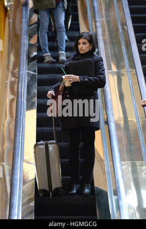 New York, USA. 10. Januar 2017. Scheint, dass Verma, Präsident Elect Wahl für die Zentren für Medicare und Medicaid Services Administrator, die Rolltreppen in der Lobby des Trump Tower in New York, USA, auf 10. Januar 2017 herab gesehen wird. Bildnachweis: Anthony Behar/Pool über CNP - NO-Draht-SERVICE - Foto: Anthony Behar/Pool über CNP/Dpa/Alamy Live News Stockfoto