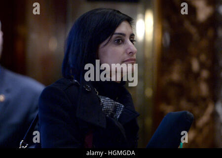 New York, USA. 10. Januar 2017. Scheint, warten auf den Aufzug in die Lobby des Trump Tower in New York, USA, am 10. Januar 2017 Verma, Präsident Elect Wahl für die Zentren für Medicare und Medicaid Services Administrator, gesehen wird. Bildnachweis: Anthony Behar/Pool über CNP - NO-Draht-SERVICE - Foto: Anthony Behar/Pool über CNP/Dpa/Alamy Live News Stockfoto