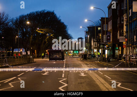 Brighton, East Sussex, UK. 11. Januar 2017. Tödlicher Unfall, Brighton. Der Unterseite der St. James Street und große Teile der alten Steine (Richtung Süden) bleiben abgesperrten aus für laufende Ermittlungen von Sussex Polizei nach dem tödlichen Unfall eines Fußgängers. Der Unfall ereignete sich um ca. 22:00 letzte Nacht (10. Januar) und Sussex Polizei sind ansprechend für Zeugen, nachdem der Fahrer von einem Vauxhall Astra nicht zu stoppen und das Auto anschließend aufzugeben auf Madeira Laufwerk gefunden wurde. Bildnachweis: Francesca Moore/Alamy Live-Nachrichten Stockfoto