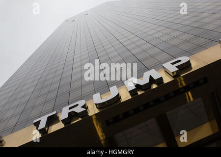 Nachschlagen in der Trump World Tower in New York. Das Gebäude ist ein 262 Meter hohen Wohn-Hochhaus. Stockfoto