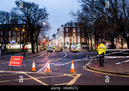 Brighton, East Sussex, UK. 11. Januar 2017. Tödlicher Unfall, Brighton. Der Unterseite der St. James Street und große Teile der alten Steine (Richtung Süden) bleiben abgesperrten aus für laufende Ermittlungen von Sussex Polizei nach dem tödlichen Unfall eines Fußgängers. Der Unfall ereignete sich um ca. 22:00 letzte Nacht (10. Januar) und Sussex Polizei sind ansprechend für Zeugen, nachdem der Fahrer von einem Vauxhall Astra nicht zu stoppen und das Auto anschließend aufzugeben auf Madeira Laufwerk gefunden wurde. Bildnachweis: Francesca Moore/Alamy Live-Nachrichten Stockfoto