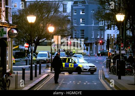 Brighton, UK. 11. Januar 2017. Polizei am Tatort eines Vorfalls, hit und laufen an der Kreuzung der alten Steine und St. James Street in Brighton, wo Fußgänger getötet wurde. Bildnachweis: Simon Dack/Alamy Live-Nachrichten Stockfoto