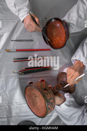 (170111)--JINGZHOU, 11. Januar 2017 (Xinhua)--Du Daozi und seine Kollegen Reparatur Lacquerwares im Kulturdenkmal Erhaltung Center in Jingzhou Stadt, Zentral-China Hubei Provinz, 10. Januar 2017. Du Daozi ist ein Spezialist für Bambus und Holz Lacquerware Restaurierung. Er wurde in Jingzhou Museum eingeführt und Lack Restaurierungsarbeiten im Jahr 1987 begann. In den vergangenen 30 Jahren hat Du mehr als 2.000 Stück der Lacquerwares, einschließlich viele kulturelle Relikte von großem historischen Wert wiederhergestellt. (Xinhua/Xiong Qi) (Swt) Stockfoto