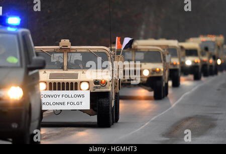 Brück, Deutschland. 11. Januar 2017. Brück, Deutschland. 11. Januar 2017. US militärische Fahrzeuge fahren auf einer Straße auf einem Truppenübungsplatz in der Nähe von Brück, Deutschland, 11. Januar 2017. Rund 40 Soldaten verbrachte die letzte Nacht auf einem Truppenübungsplatz und in Richtung Polen fortgesetzt werden. Rund 4.000 Soldaten sind im Einsatz nach Mittel- und Osteuropa als Teil der US-Operation Atlantic zu beheben. Bildnachweis: Dpa picture Alliance/Alamy Live News Stockfoto