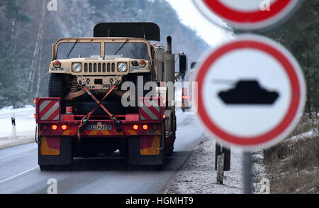 Brück, Deutschland. 11. Januar 2017. Brück, Deutschland. 11. Januar 2017. US militärische Fahrzeuge fahren auf einer Straße auf einem Truppenübungsplatz in der Nähe von Brück, Deutschland, 11. Januar 2017. Rund 40 Soldaten verbrachte die letzte Nacht auf einem Truppenübungsplatz und in Richtung Polen fortgesetzt werden. Rund 4.000 Soldaten sind im Einsatz nach Mittel- und Osteuropa als Teil der US-Operation Atlantic zu beheben. Bildnachweis: Dpa picture Alliance/Alamy Live News Stockfoto