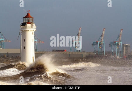 Storm Force Gales, New Brighton, Cheshire. UK 11. Januar 2017. Wetterwarnungen werden ausgestellt, wie Sturm zwingen, Stürme und Fluten der Nord West Küste Stadt New Brighton an der Küste von Wirral Batter. Bildnachweis: Cernan Elias Alamy Live-Nachrichten Stockfoto