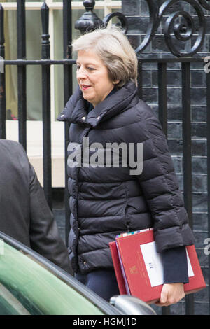 Der britische Premierminister Theresa verlässt Mai 10 Downing Street zur Fragestunde des Premierministers im House Of Commons zu besuchen. Stockfoto