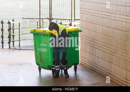 New Brighton, Cheshire, UK. 11. Januar 2017. UK-Wetter: Wind Böen bis Windstärke Teig Ufer an der Küste von Wirral in New Brighton, Wallasey. Bildnachweis: MediaWorld Bilder/Alamy Live-Nachrichten Stockfoto