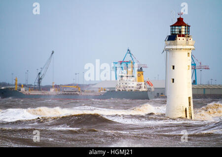 Storm Force windet den Fort Perch Leuchtturm, während sie die Nordwestküste und den Mündungseingang zum Fluss Mersey im November 2015 stürmen Storm Clodagh Großbritannien mit 70mph Stürmen und riesigen Wellen über die Küste. Stockfoto