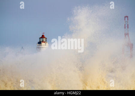 New Brighton, Cheshire, UK. 11 Jan, 2017. UK Wetter: Wind mit Böen bis Windstärke Teig am Ufer des Wirral Küstenlinie in New Brighton, Wallasey. Stockfoto