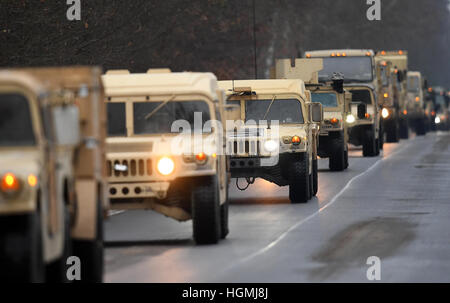 Brück, Deutschland. 11. Januar 2017. US militärische Fahrzeuge fahren auf einer Straße auf einem Truppenübungsplatz in der Nähe von Brück, Deutschland, 11 Januar 2017. Rund 40 Soldaten verbrachte die letzte Nacht auf einem Truppenübungsplatz und in Richtung Polen fortgesetzt werden. Rund 4.000 Soldaten sind im Einsatz nach Mittel- und Osteuropa als Teil der US-Operation Atlantic zu beheben. Bildnachweis: Dpa picture Alliance/Alamy Live News Stockfoto