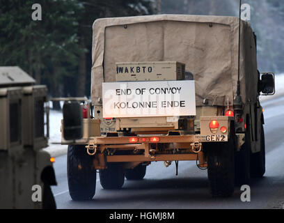 Brück, Deutschland. 11. Januar 2017. US militärische Fahrzeuge fahren auf einer Straße auf einem Truppenübungsplatz in der Nähe von Brück, Deutschland, 11 Januar 2017. Rund 40 Soldaten verbrachte die letzte Nacht auf einem Truppenübungsplatz und in Richtung Polen fortgesetzt werden. Rund 4.000 Soldaten sind im Einsatz nach Mittel- und Osteuropa als Teil der US-Operation Atlantic zu beheben. Bildnachweis: Dpa picture Alliance/Alamy Live News Stockfoto