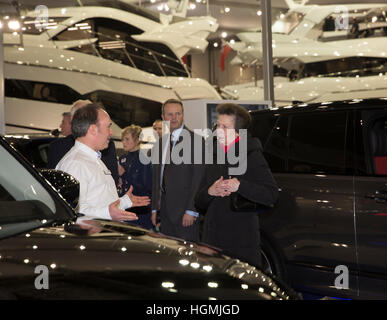 Excel London, UK. 11. Januar 2017. Anne, Prinzessin Royal chats und zeigt Interesse an der neue Land Rover auf dem Display, wie geht sie auf der London Boat Show in Excel, läuft bis zum 15. Januar 2017 © Keith Larby/Alamy Live, News Stockfoto