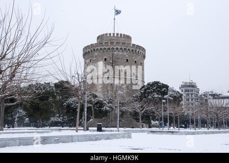 Thessaloniki, Griechenland. 11. Januar 2017. Blick auf den weißen Turm an der Küste der griechischen Stadt Thessaloniki. Die letzten Tage, die Griechenland von einer schlechten Wetters Welle getroffen wurde als Schnee weiterhin in Nordgriechenland und in vielen der griechischen Inseln zu Problemen führen. © Giannis Papanikos/ZUMA Draht/Alamy Live-Nachrichten Stockfoto