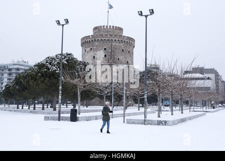 Thessaloniki, Griechenland. 11. Januar 2017. Eine Frau geht an der Küste der griechischen Stadt Thessaloniki. Die letzten Tage, die Griechenland von einer schlechten Wetters Welle getroffen wurde als Schnee weiterhin in Nordgriechenland und in vielen der griechischen Inseln zu Problemen führen. © Giannis Papanikos/ZUMA Draht/Alamy Live-Nachrichten Stockfoto