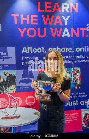 London, UK. 11. Januar 2017. Prinzessin Anne auf dem Stand der RYA Yachtmaster des Jahres zu Zara Roberts, geben im Alter von 30 (Bild) - HRH The Princess Royal, Prinzessin Anne und ihr Ehemann Vice Admiral Tim Laurence, London Boat Show 2017 im Excel Centre tour. Bildnachweis: Guy Bell/Alamy Live-Nachrichten Stockfoto