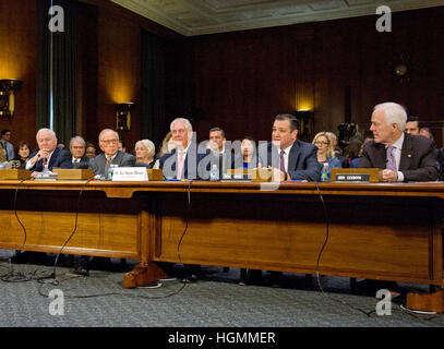 Washington DC, USA. 11. Januar 2017.From von links nach rechts: ehemalige US-Verteidigungsminister Robert Gates, ehemaliger US-Senator Sam Nunn (Demokrat of Georgia), Rex Wayne Tillerson, ehemaliger Vorsitzender und Chief Executive Officer von ExxonMobil, US-Senator Ted Cruz (Republikaner aus Texas) und US-Senator John Cornyn (Republikaner aus Texas) vor uns Senate Committee on Foreign Relations erscheinen, da sie die Nominierung von Tillerson, Secretary Of State der USA auf dem Capitol Hill in Washington zu sein betrachten , DC auf Mittwoch, 11. Januar 2017. Bildnachweis: Ron Sachs/CNP/MediaPunch/Alamy Live-Nachrichten Stockfoto