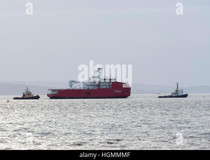 Neu gestarteten französischen Eisbrecher & Polar Logistics Schiff L'Astrolabe unter Schleppseil in The Solent auf ihrem Weg aus Polen in die Bretagne Stockfoto