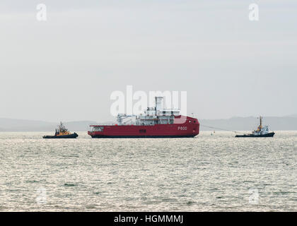 Neu gestarteten französischen Eisbrecher & Polar Logistics Schiff L'Astrolabe unter Schleppseil in The Solent auf ihrem Weg aus Polen in die Bretagne Stockfoto