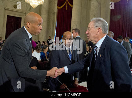 Washington DC, USA. 11. Januar 2017. Vereinigte Staaten Senator Cory Booker (Demokrat von New Jersey), links, empfängt US-Senator Chuck Grassley (Republikanische von Iowa), Vorsitzender, Vereinigte Staaten von Amerika Justizausschuss des Senats, rechts, vor Zeugen auf einem Panel auf die Nominierung von US-Senator Jeff Sessions (Republikanische of Alabama), Attorney General der Vereinigten Staaten auf dem Capitol Hill in Washington, DC am Mittwoch, 11. Januar , 2017. US-Vertreter John Lewis (Demokrat of Georgia) blickt auf Center. Bildnachweis: MediaPunch Inc/Alamy Live-Nachrichten Stockfoto