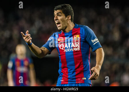 Barcelona, Spanien. 11. Januar 2017. FC Barcelona nach vorne Suarez argumentiert während der spanische Copa del Rey (Königspokal) Runde von 16 Sekunden Bein Fußballspiel FC Barcelona gegen Athletic Club Bilbao im Camp Nou Stadion in Barcelona. Bildnachweis: Matthias Oesterle/ZUMA Draht/Alamy Live-Nachrichten Stockfoto