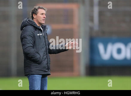 Bochum, Deutschland. 11. Januar 2017. Zwischensaison freundlich, VfL Bochum 1848 - SpVgg Greuther Fürth: Manager Janos Radoki (Fuehrt) gibt Anweisungen.                © Jürgen Schwarz/Alamy Live-Nachrichten Stockfoto