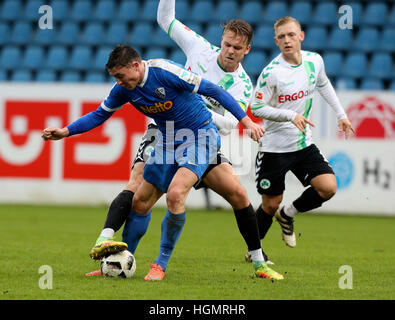 Bochum, Deutschland. 11. Januar 2017. VfL Bochum vs. Greuther Fürth. Bekämpfung von Nils Quaschner (Bochum, L) Vs Marcel Franke (Fuehrt). © Jürgen Schwarz/Alamy Live-Nachrichten Stockfoto