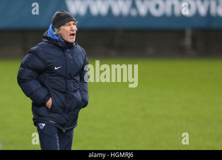 Bochum, Deutschland. 11. Januar 2017. Zwischensaison freundlich, VfL Bochum 1848 - SpVgg Greuther Fürth: Manager Gertjan Verbeek (Bochum) gibt Anweisungen.                © Jürgen Schwarz/Alamy Live-Nachrichten Stockfoto