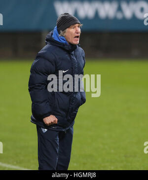 Bochum, Deutschland. 11. Januar 2017. Zwischensaison freundlich, VfL Bochum 1848 - SpVgg Greuther Fürth: Manager Gertjan Verbeek (Bochum) gibt Anweisungen.                © Jürgen Schwarz/Alamy Live-Nachrichten Stockfoto