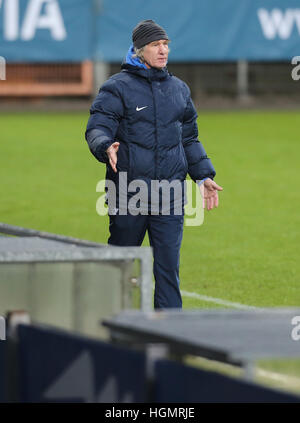 Bochum, Deutschland. 11. Januar 2017. Zwischensaison freundlich, VfL Bochum 1848 - SpVgg Greuther Fürth: Manager Gertjan Verbeek (Bochum) gibt Anweisungen.                © Jürgen Schwarz/Alamy Live-Nachrichten Stockfoto