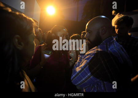 Carabobo, Venezuela. 11. Januar 2017. Die stellvertretende Gaby Arellano (c) Gespräche mit dem stellvertretenden Marco Bozo (r), vor den Toren der DISIP in Naguanagua, der stellvertretende Gilber Caro, der Partei populär wird, unterstützen, die von der DISIP Bolivarischen Intelligenz festgehalten wurde (in der Abkürzung in spanischer Sprache) im Peajde Guacara und sofort auf den Sitz der DISIP in Naguanagua übertragen , Bundesstaat Carabobo. Die Macomunn beibehalten ohne Kontakt zur Außenwelt und anderen Mitgliedern und Mitgliedern der Zivilgesellschaft sind bereits erschienen, wer bleiben vor den Toren der Polizei fordern ihre r Stockfoto